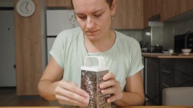 Mutfaktaki Genç Bir Kadın Hindistan Cevizini Öğütüyor Metal Öğütücü ile Kazara Parmaklarını Kesiyor. Yemin ediyor..