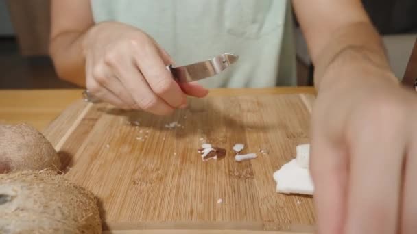 Μια Γυναίκα Παίρνει Κομμάτια Καρύδας Από Πιάτο Και Ξεφλουδίζει Δέρμα — Αρχείο Βίντεο
