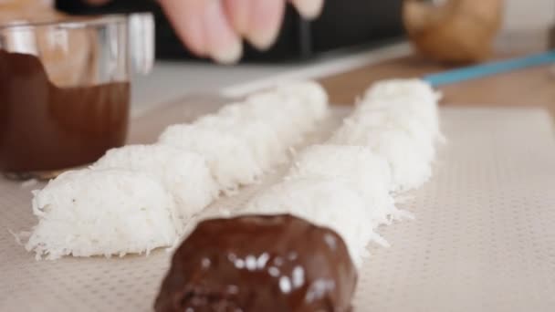 Caramelo Coco Rociado Con Chocolate Rocía Con Avellanas Trituradas Primer — Vídeos de Stock