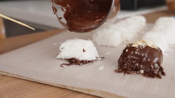 Şeker Kalıbına Sıkıştırılmış Hindistan Cevizi Eti Çikolata Ile Kaplıdır — Stok video