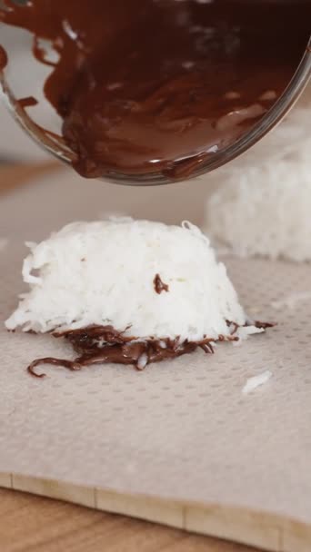 Vertikální Video Kokosové Maso Lisované Formy Sladkosti Obaleno Čokoládou — Stock video