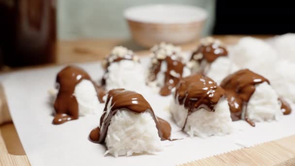 Zelfgemaakte Kokosnootsnoepjes Bedekt Met Chocolade Zijn Bestrooid Met Geplette Hazelnoten — Stockvideo