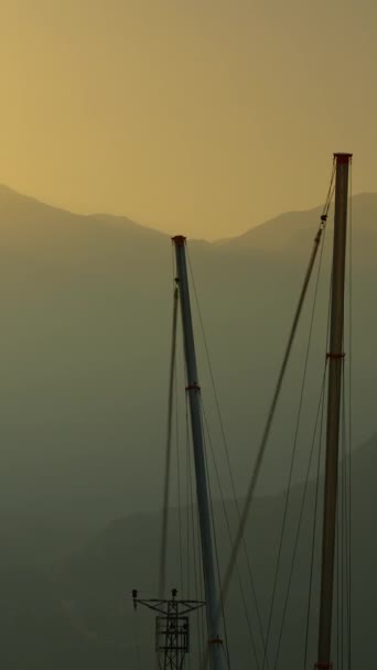バーティカルビデオ 夕日を背景に山から降りる感覚 観光スポット カタパルトアトラクション 人間は 空中でソマルトを起動し 実行する — ストック動画