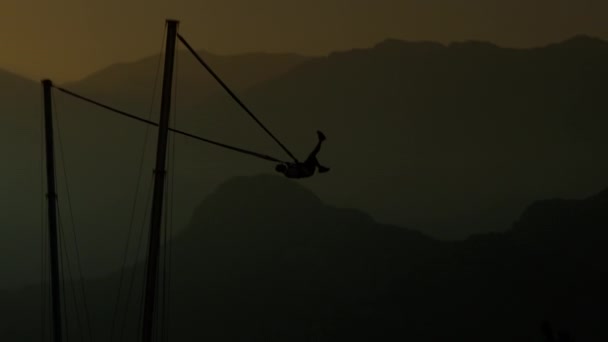 Heyecan Adrenalini Seven Cesur Bir Adam Dağlardaki Bir Kordona Bağlanır — Stok video