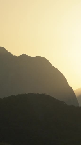 Vídeo Vertical Uma Viagem Pelas Montanhas Sol Está Prestes Desaparecer — Vídeo de Stock
