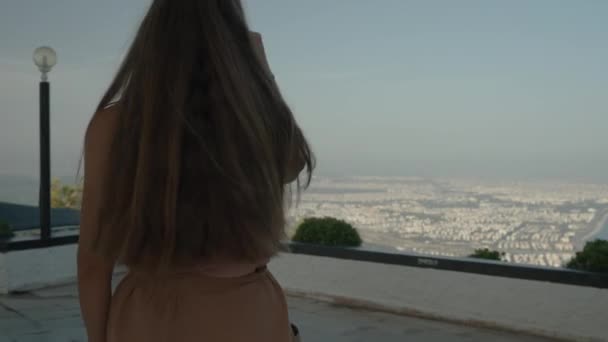Młoda Kobieta Idzie Wysoko Górach Podziwiając Miasto Morze Stóp Góry — Wideo stockowe