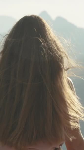 Вертикальное Видео Слежу Молодой Женщиной Длинными Волосами Восхищается Закатом Горами — стоковое видео