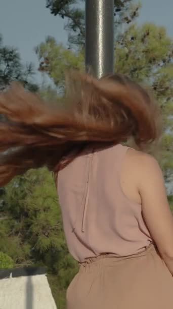 비디오 여자의 머리는 그녀가 높이에서 바다를 감상하는 바람에 강하게 — 비디오