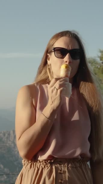 Vertikální Video Mladá Žena Dlouhými Vlasy Evropským Vzhledem Užívá Zmrzlinu — Stock video