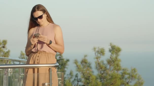 Mladá Žena Cestuje Dívá Svůj Telefon Místo Aby Vychutnávala Krásný — Stock video