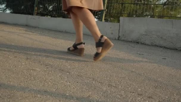 一个女人的腿 她穿着高跟鞋和高跟鞋爬上陡峭的路上爬上高台 这就是不舒服的旅行鞋的概念 — 图库视频影像