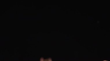 Tepeden tırnağa hareket ediyor, karanlıktan çıkıyor, kamera masadaki narlara odaklanıyor, kırmızı meyve suyundaki nar tohumlarına..