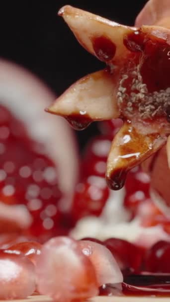 Vertikales Video Ich Gieße Granatapfelsoße Über Granatapfelkerne Aus Nächster Nähe — Stockvideo