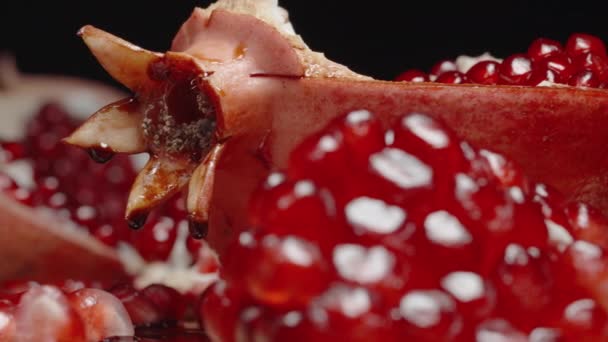 Close Ein Werbebild Von Granatäpfeln Auf Dem Tisch Zerrissen Mit — Stockvideo
