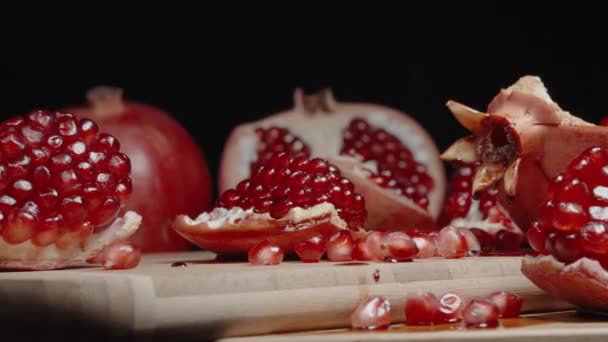 Közelkép Egy Gránátalmás Reklámfelvétel Asztalon Széttépve Juice Seeds Szétszórva Asztalon — Stock videók