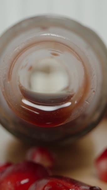 Video Verticale Tavolo Legno Giace Una Bottiglia Cui Sgocciola Succo — Video Stock