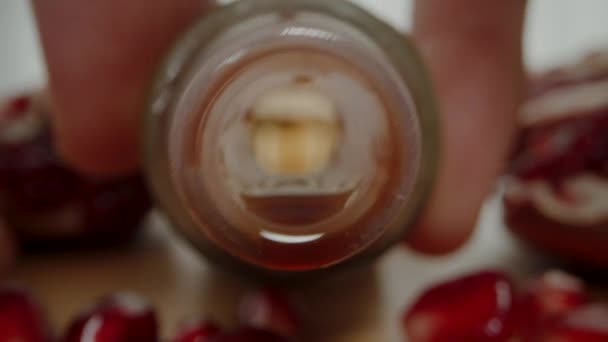 我把酒壶放在桌子上的石榴种子 酱汁滴从分配器 我用我的手检查它 — 图库视频影像