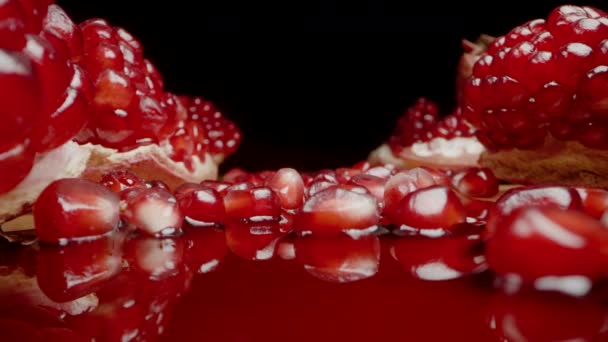 Kırmızı Tohumlar Nar Meyvelerinden Döküldü Meyve Suyunda Dinleniyorlar Dolly Kaydırıcı — Stok video