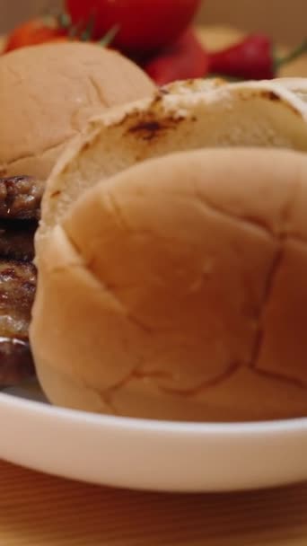 垂直录像 一个真正舒适的家庭内部 桌上放着汉堡配料 — 图库视频影像