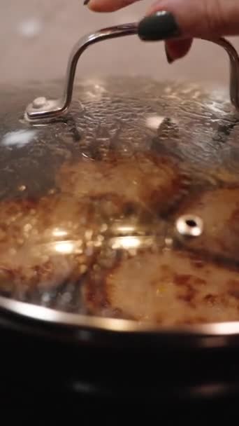 Vertical Video Woman Lifts Lid Frying Pan Checks Readiness Burger — Stock Video