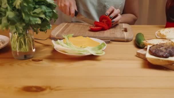 Home Life Food Preparation 여성은 토마토를 조각으로 조각하고 카메라가 가까이 — 비디오