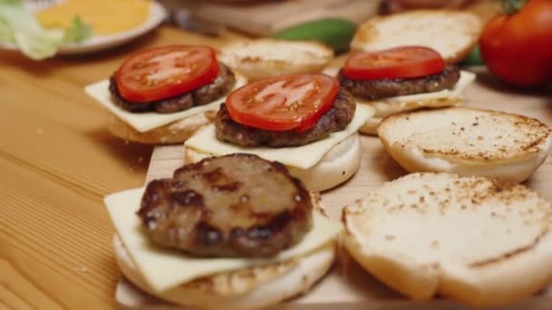 Kobieta Przygotowuje Domowe Hamburgery Ona Umieszcza Kawałek Pomidora Każdym Patty — Wideo stockowe