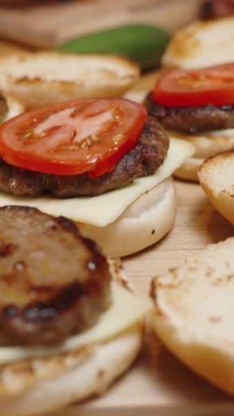 Függőleges Videó Egy Házi Készítésű Hamburgert Készít Tesz Egy Szelet — Stock videók