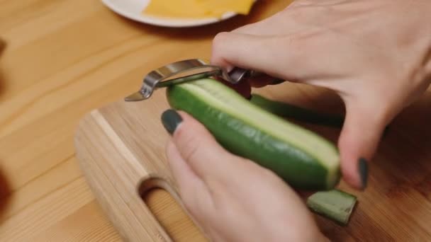Kobieta Kroi Świeże Ogórki Cienkie Paski Specjalnym Nożem Roślinnym Zwolnionym — Wideo stockowe