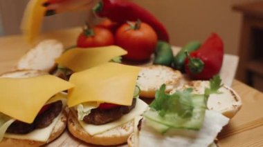 Hamburgerlerin üzerinde 