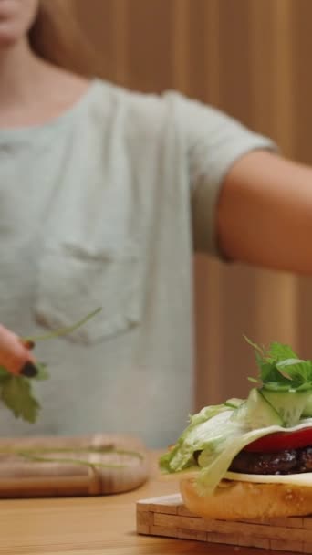 비디오 저녁에는 따뜻한 가정적인 분위기 여자가 햄버거를 준비하고 있어요 시네마틱 — 비디오