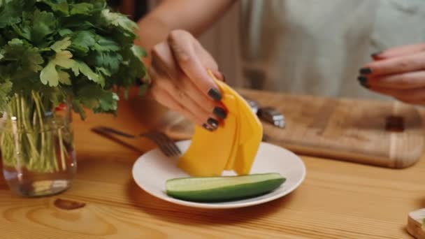 Homey Setting Deki Hamburgerlerin Hazırlanması Üstüne Peynir Dilimleri Konur Malzemeler — Stok video