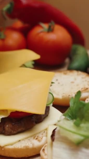 Vertikální Video Žena Umístí Plátky Sýra Hamburgery Domácí Jídlo Složky — Stock video