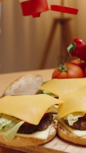 Video Vertikal Preparation Homemade Burgers Woman Pours White Sauce Cheese — Stok Video