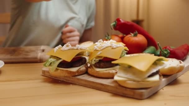 Lassú Mozgású Mozgókép Ahogy Egy Szószt Önt Házi Készítésű Hamburgerekre — Stock videók