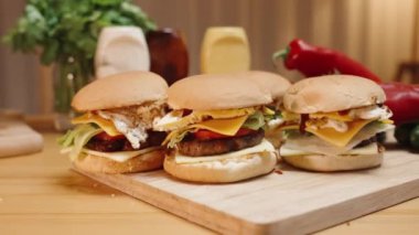 Akşamki Ev İçi Sineması 'nda Sıcak Bir Film. Taze Burgerler ve Masadaki Malzemeler. Dairesel Hareketteki Kamera Hareketi.