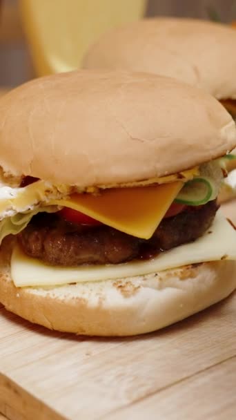 Video Verticale Rifiuterò Cibo Malsano Una Mano Maschile Prende Hamburger — Video Stock