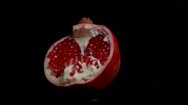Kırmızı tohumlu yarım bir Split Nar, izole edilmiş, döngülü video. Arkaplan kaldırma için uygun.