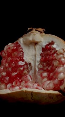 Dikey video. Beyaz Şeffaf Tohumlu Nar Çeşitliliği, izole edilmiş, döngülü video. Arkaplan kaldırma için uygun.