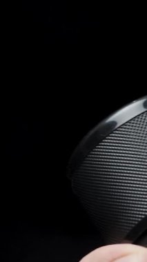 Dikey video. Bir şişeden deodorant sıkarım. Temiz hava konsepti ve hoş bir koku. Kara Arkaplan 'a yakın çekim. Yavaş Hareket.