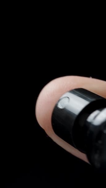 Vídeo Vertical Rocío Perfume Una Botella Negra Concepto Autocuidado Spritz — Vídeos de Stock