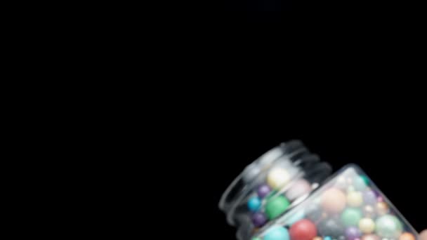Bolas Açúcar Multicoloridas Vários Tamanhos Despeje Frasco Criando Arco Íris — Vídeo de Stock
