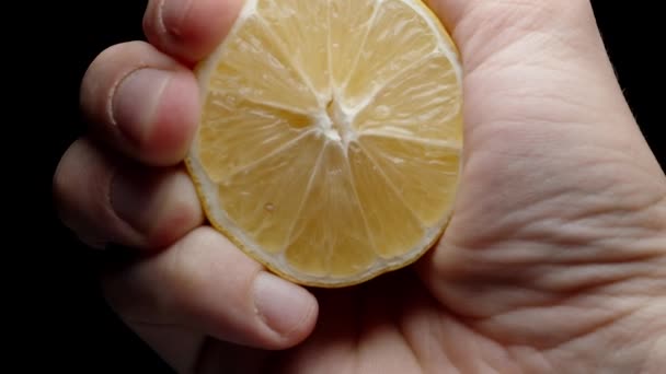 Ich Presse Den Saft Einer Halben Zitrone Aus Blick Zeitlupe — Stockvideo