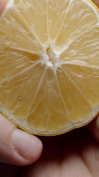 Вертикальное Видео Выжимаю Сок Половины Лимона Медленный Вид Снизу Капли — стоковое видео