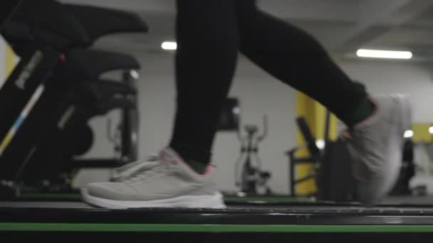 Een Vrouw Loopt Langzaam Een Loopband Sportschool Het Atletische Leven — Stockvideo