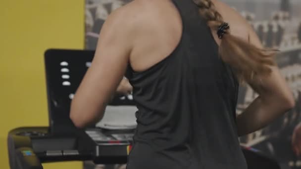 Mladá Žena Cvičí Běžeckém Pásu Její Vlasy Jsou Zátahu — Stock video