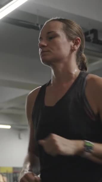 Κάθετο Βίντεο Νεαρή Γυναίκα Διάδρομο Μακρυμάλλης Δεμένος Ένα Μπρέιντ Γυμναστήριο — Αρχείο Βίντεο