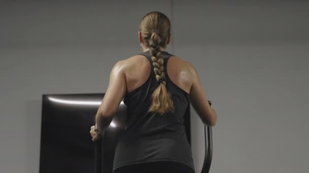 Pot Spływa Plecach Młodej Kobiety Ćwiczącej Siłowni Trenażerze Eliptycznym Długie — Wideo stockowe
