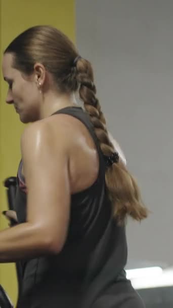 Vídeo Vertical Mujer Joven Entrenador Elíptico Sudorosa Cansada Inclinada Hacia — Vídeos de Stock