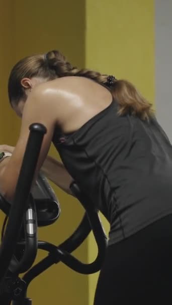 Vertical Video Young Woman Completely Sweaty While Exercising Elliptical Trainer — Stock Video