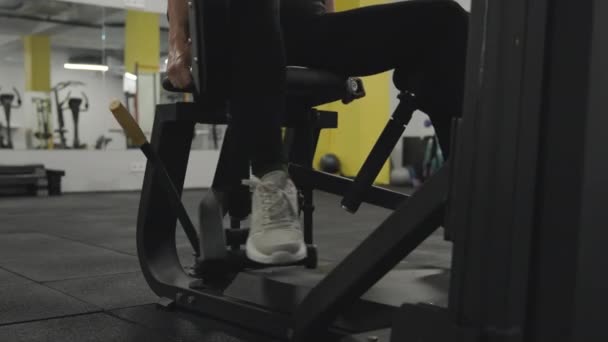 Γυναίκα Κάνει Απαγωγές Ποδιών Μια Μηχανή Στοχεύοντας Τους Μυς Του — Αρχείο Βίντεο